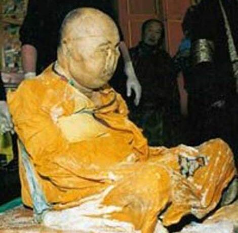 Sokushinbutsu, Múmia- Monge auto-mumificado