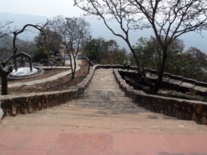 Escadaria em Vishwa Shanti Stupa no Monte Gridhrakuta (Pico do Abutre), Rajgir