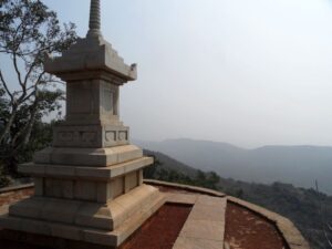 Pequena Stupa do complexo Vishwa Shanti Stupa no Monte Gridhrakuta (Pico do Abutre), Rajgir