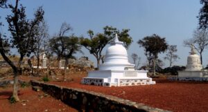 Pequenas Stupas do complexo Vishwa Shanti Stupa no Monte Gridhrakuta (Pico do Abutre), Rajgir