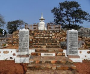 Pequena Stupa do complexo Vishwa Shanti Stupa no Monte Gridhrakuta (Pico do Abutre), Rajgir