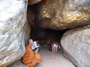 Caverna no Monte Gridhrakuta (Pico do Abutre), Rajgir