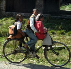 Crianças de bicicleta no interior da Índia