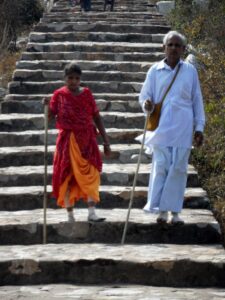 Peregrinos na subida até às Cavernas Saptaparni, Rajgir