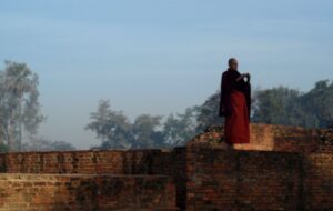 Monge nas ruínas do Templo do Parinirvana, Kushinagar